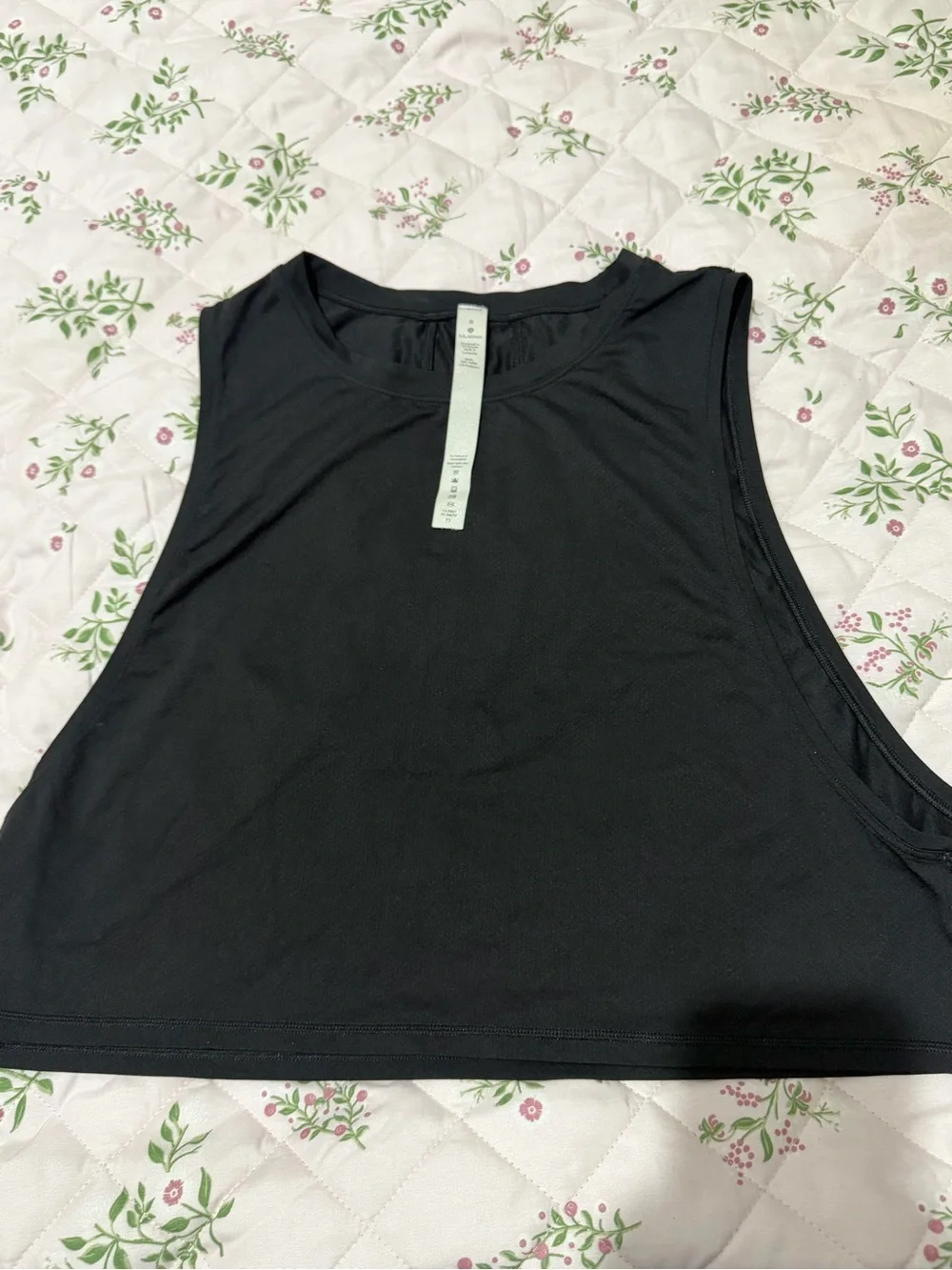 lululemon black crewneck athletic top with interior care tag